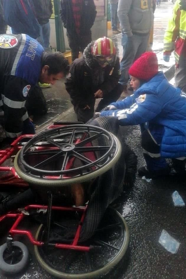 La mujer de unos 65 años, fue impactada por el camión cuando esperaba en la esquina de Cuauhtémoc y Colón, en el centro de Monterrey.