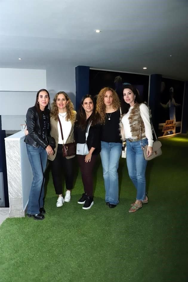 Maru Torres de Troncos, Martha García, Gaby Mendoza, Elena Múzquiz y Cristina Camargo