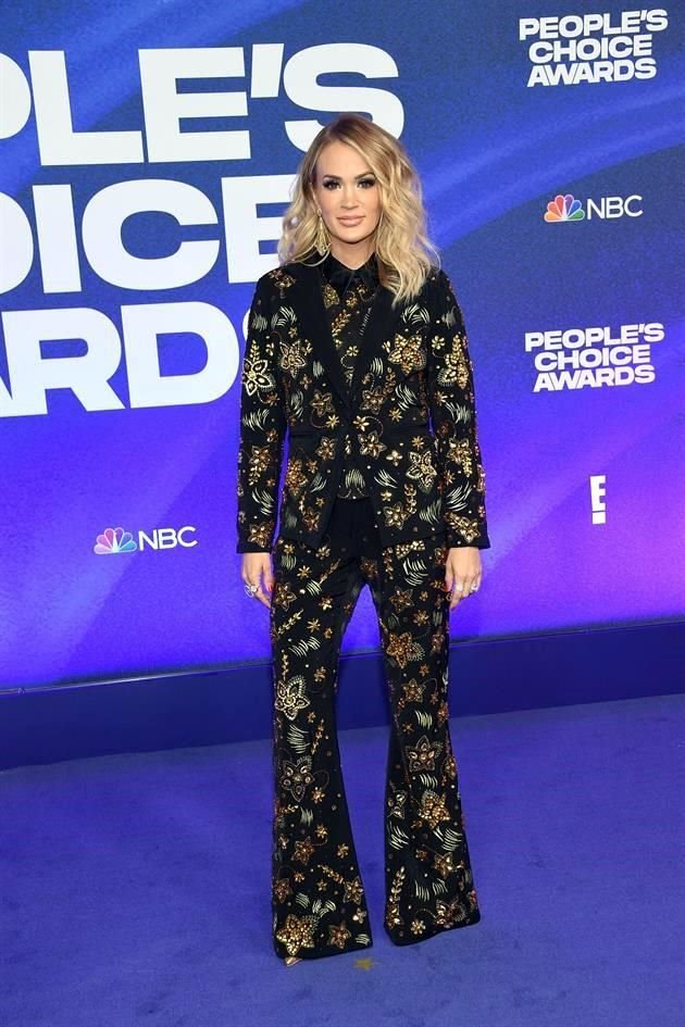 La cantante Carrie Underwood, muy abrigadita de pies a cabeza.