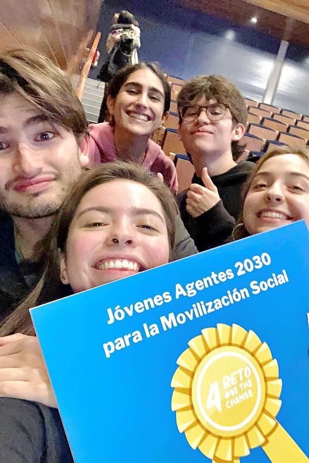 María Sáenz (al frente) con sus compañeros de Imma Project.