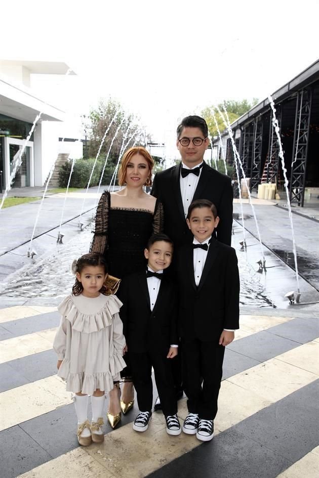 Lucy Herrera de Morales, Jesús Morales Gómez, Lucinda Morales Herrera, Leonardo Morales Herrera y Jesús Morales Herrera