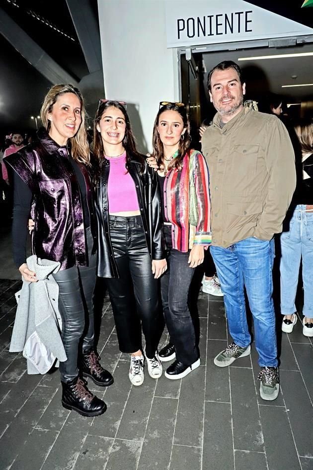 Maca Ramírez de Páez, Lucía Páez, Regina Páez y Pablo Páez