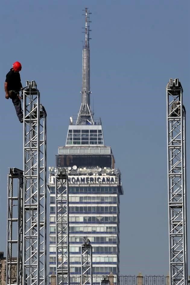 Los trabajos de instalación de la estructura para la feria navideña comenzaron a realizarse en el Zócalo.