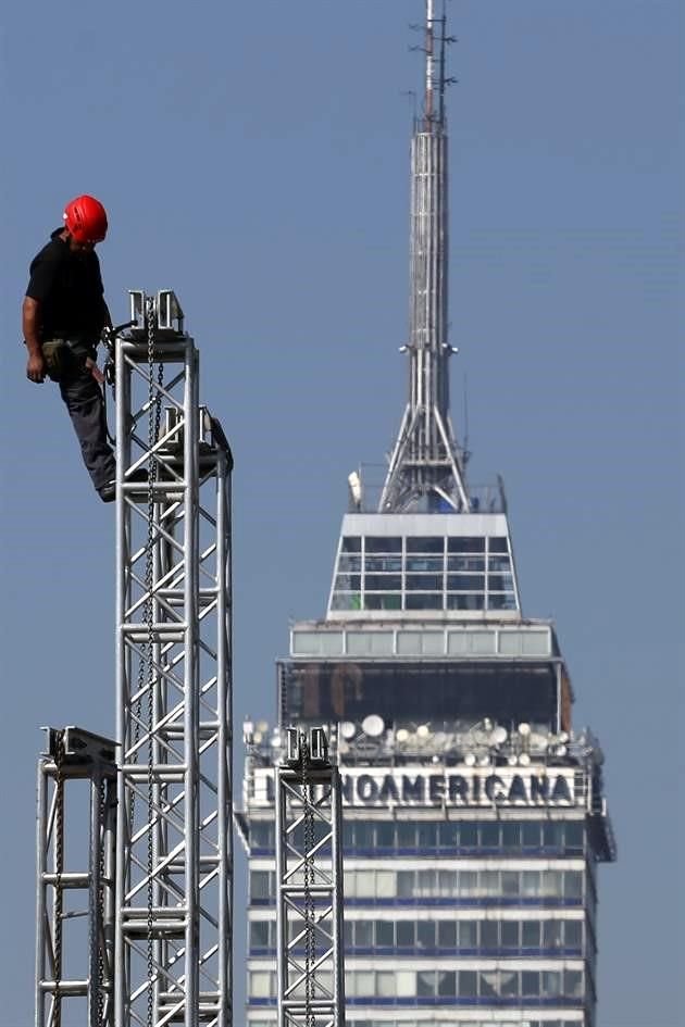 Los trabajos de instalación de la estructura para la feria navideña comenzaron a realizarse en el Zócalo.