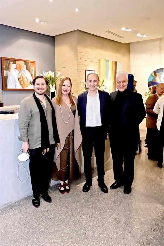 Mauricio Martínez, Eline Larce de Martínez, Alfonso Martínez y Gerardo Puertas
