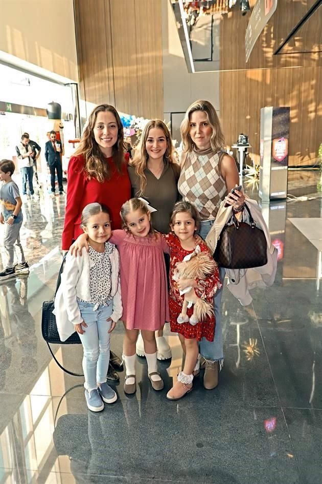 Caty Fernández, Manuela Oropeza, Ali Cuéllar, Camila Leal, Amelia Torre y Emilia Arratia