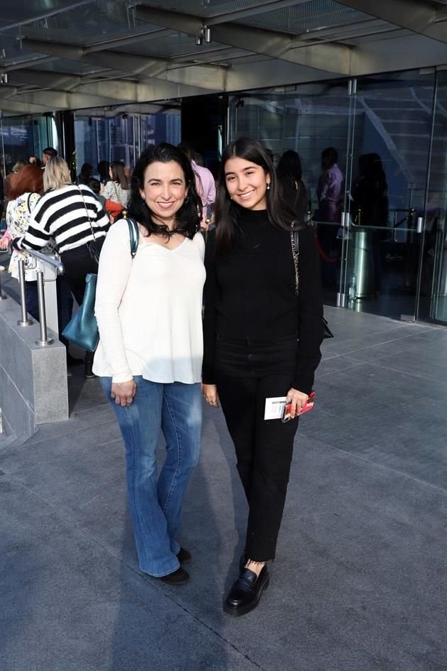Blanca de Angulo y Valeria Angulo