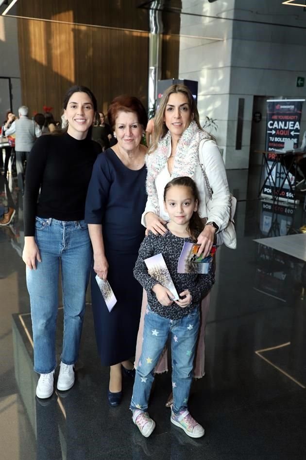 Andrea Torres, Emma Guerrero de Torres, Emma Torres y Sara Torres