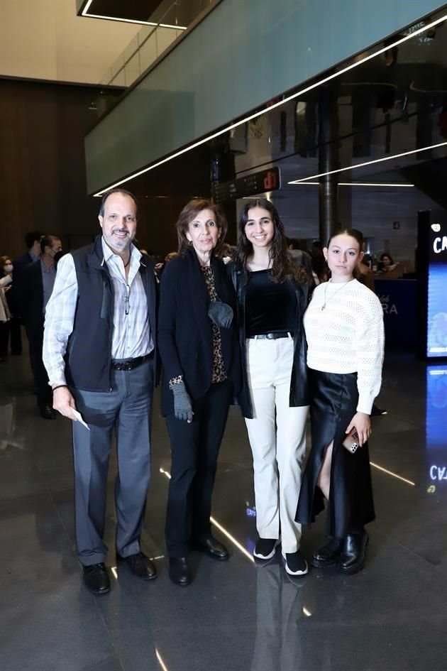 Hernán Marcos, María Elena Marcos, Sofía Marcos y Loretta González