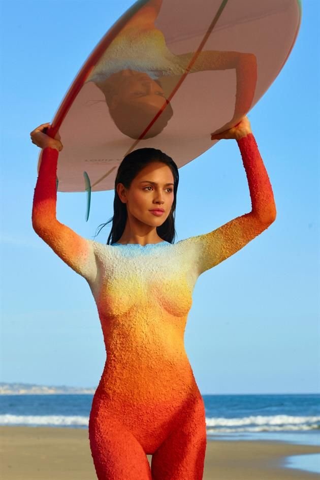 La mexicana Eiza González protagoniza la campaña de la nueva fragancia de Louis Vuitton, 'On the Beach', donde aparece con un atardecer pintado sobre su piel.