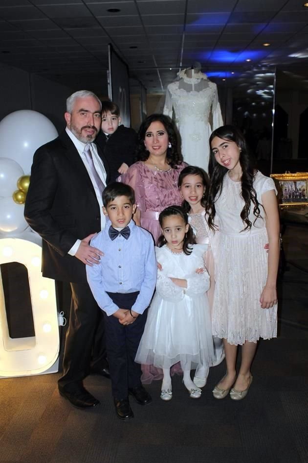 Alejandro Montemayor y Diana Cecilia de la Garza junto a sus hijos Carlos, Adrián, Sofía, Mónica y Andrea Montemayor