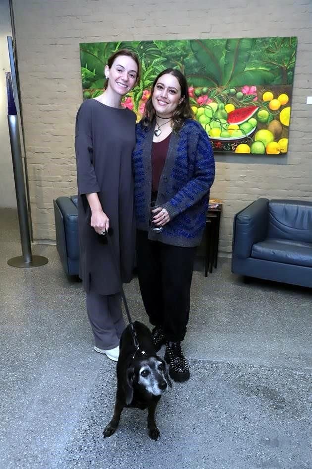 Michelle Sanz y Andrea Romero con su mascota Luna Sanz