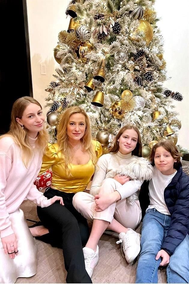 Cata Garza con sus hijos Cata, Valeria y Beto Santos Garza