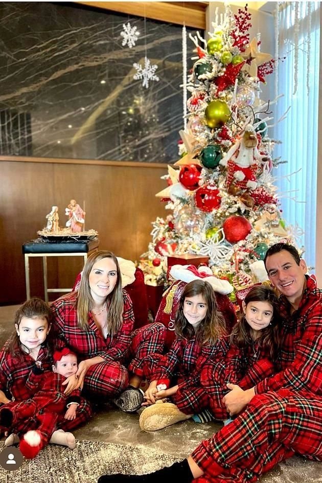 Arianne Charur de Marcos y Gus Marcos con sus cuatro hijas: Sara, Elena, Sofía y Nicole Marcos Charur