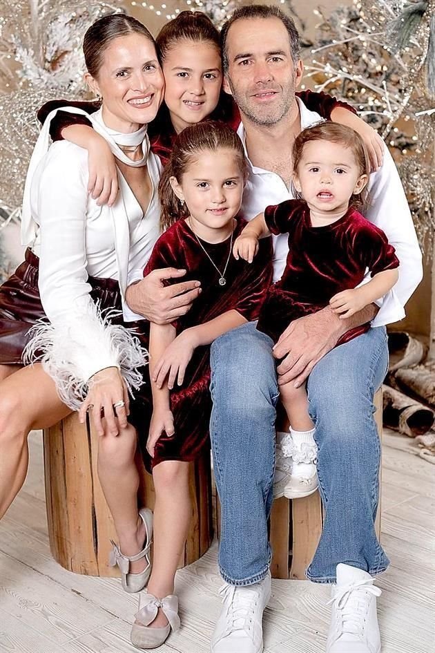 Fabiana Margáin de López y Jorge López junto a Fabiana, Luciana e Ivana López Margáin