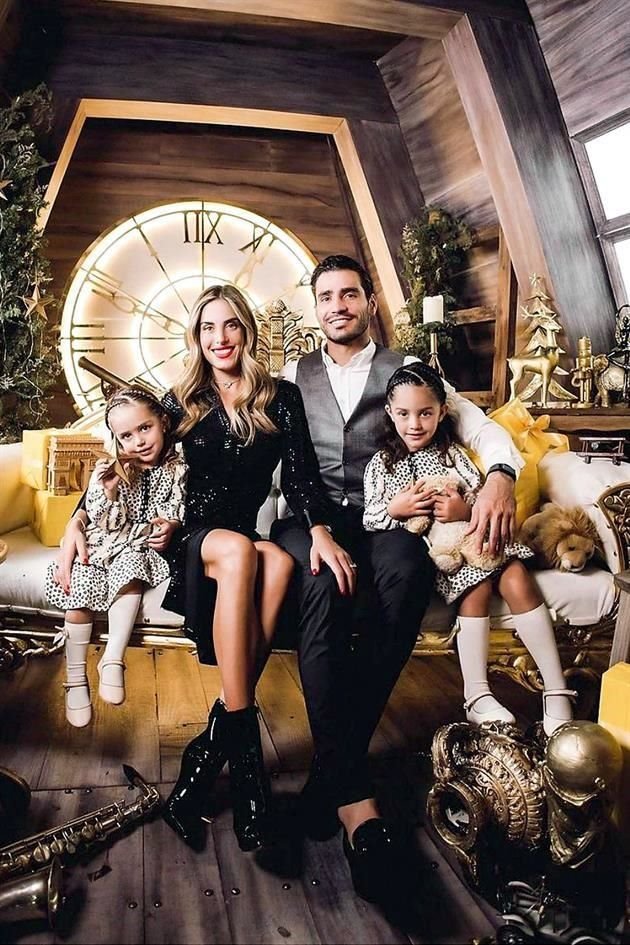 Alethia Sada y Antonio Briseño con sus hijas Antonella y Alessandra