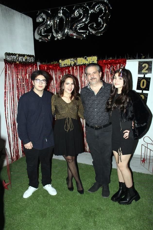 Wenddy Cavazos y Gerardo Sáenz junto a sus hijos Alonso y Camila Sáenz Cavazos