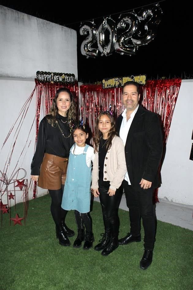 Luis Fortozo y Ana Lucía Alvárez con sus hijas Ivanna y Luciana Fortozo Alvárez