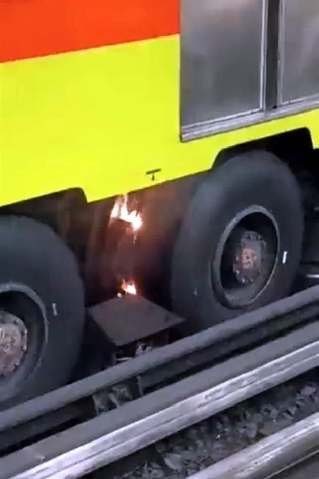 Usuarios captaron fuego en las llantas de un tren a la altura del Metro La Raza, unas horas después de que la estación fue reabierta.