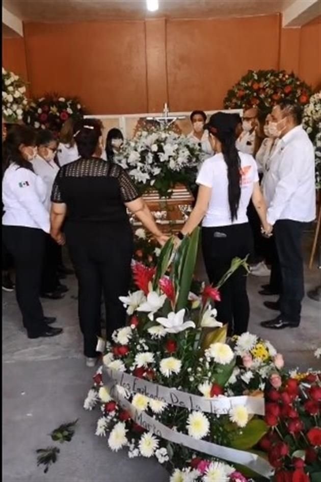 Familiares y amigos de Alma Rosa Barragán, quien fue asesinada en acto de campaña para Moroleón, la despidieron con misa de cuerpo presente.