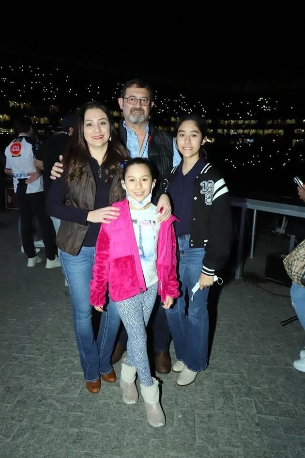 Carlos Alvarado, Nelly de Alvarado, Vale Alvarado y Yolet Alvarado