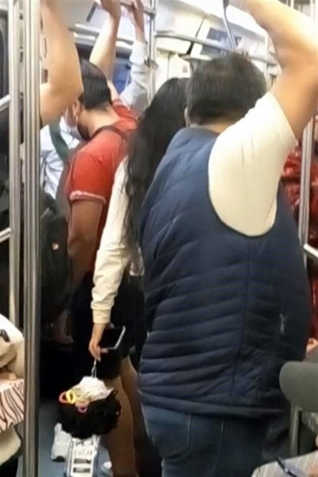 Vendedores ambulantes, conocidos como vagoneros, continúan laborando aún con la presencia de la Guardia Nacional en el Metro.