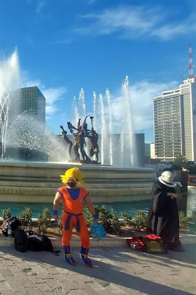 Los que aparecieron ayer en la Fuente de la Vida fueron diferentes personas disfrazadas de personajes, cobrando por foto a los paseantes con el monumento de fondo.