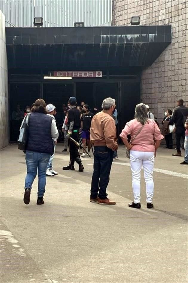 El Metro Insurgentes de la Línea 1 cerró sus puertas para impedir el acceso de manifestantes que protestaban por Guardia Nacional.