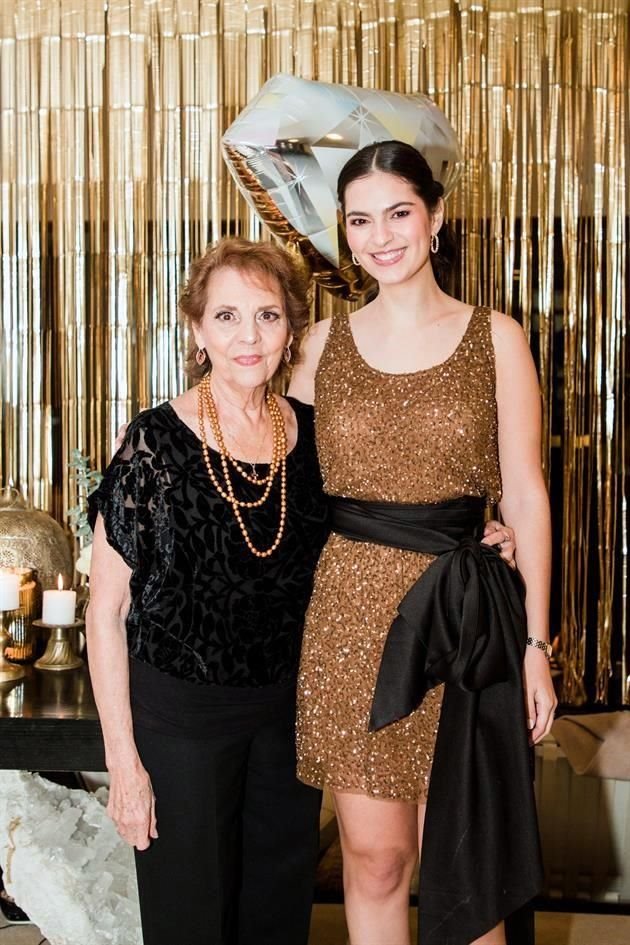 Amalia Galván con la novia