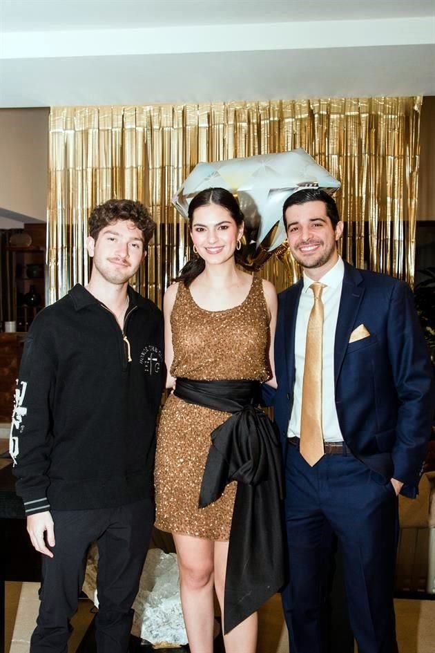 Darío López de la Garza con los novios