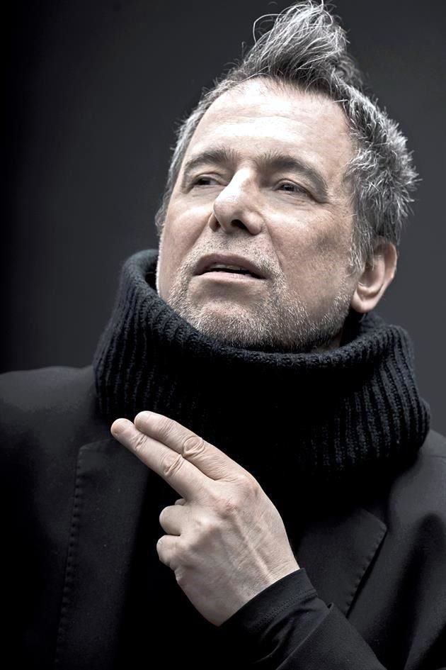 Andrés Calamaro reunió a figuras como Julio Iglesias, Julieta Venegas, Alejandro Sanz y Juanes, en su disco de éxitos 'Dios los Cría'.