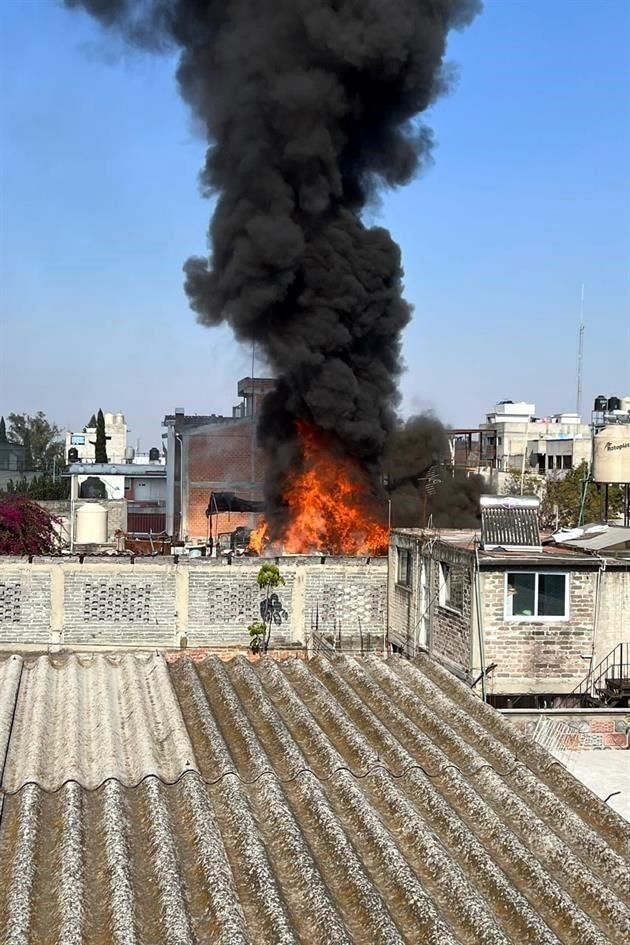 Una casa habitación se incendió luego de se presentara un corto circuito en las calles Rey Tepalcatzin y Totonacas, en la Colonia Ajusco.