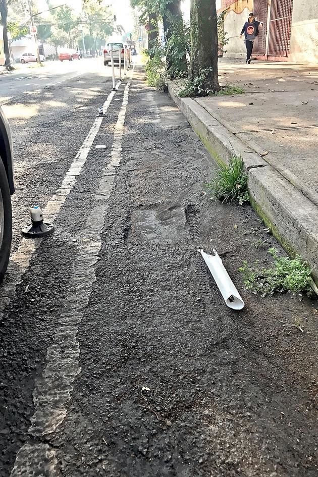 La ciclovía ubicada en Doctor Erazo, Alcaldía Cuauhtémoc, registra baches en su trazo.