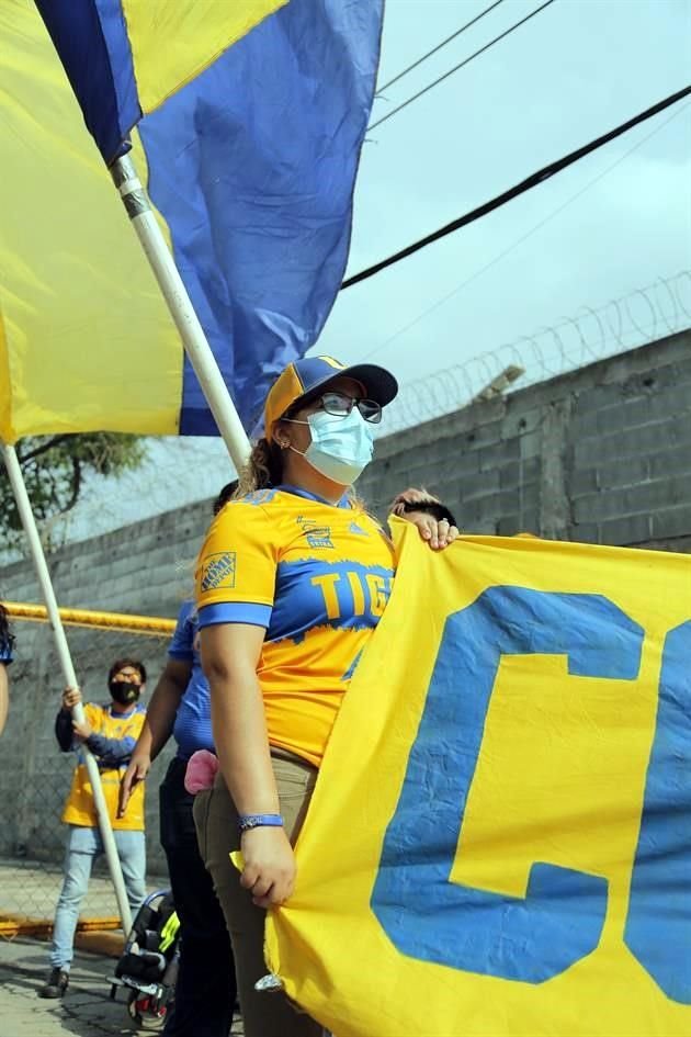 Familiares y aficionados de Tigres Femenil esperaron la llegada del equipo para enviarles buena vibra.