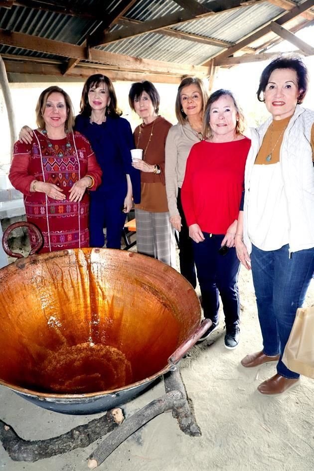 Cecilia Benavides de Albuerne, María Esthela Elizondo de Santos, Mela Cavazos de Assad, Lily Navarro de Martínez, Claudia Gutiérrez y Blanca Cavada