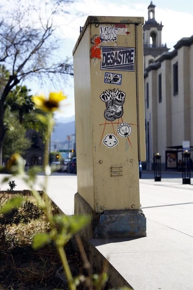 En calles del Centro de Monterrey es posible ver cómo el arte urbano, representado en calcomanías y dibujos, convive con edificios, parques, botes de basura, señalamientos, entre otros sitios.