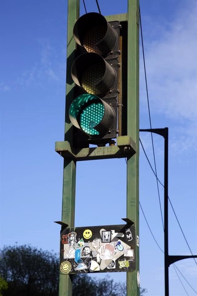 En calles del Centro de Monterrey es posible ver cómo el arte urbano, representado en calcomanías y dibujos, convive con edificios, parques, botes de basura, señalamientos, entre otros sitios.