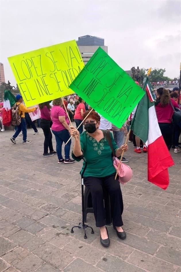 Algunos ciudadanos portaron carteles que defendían al INE.