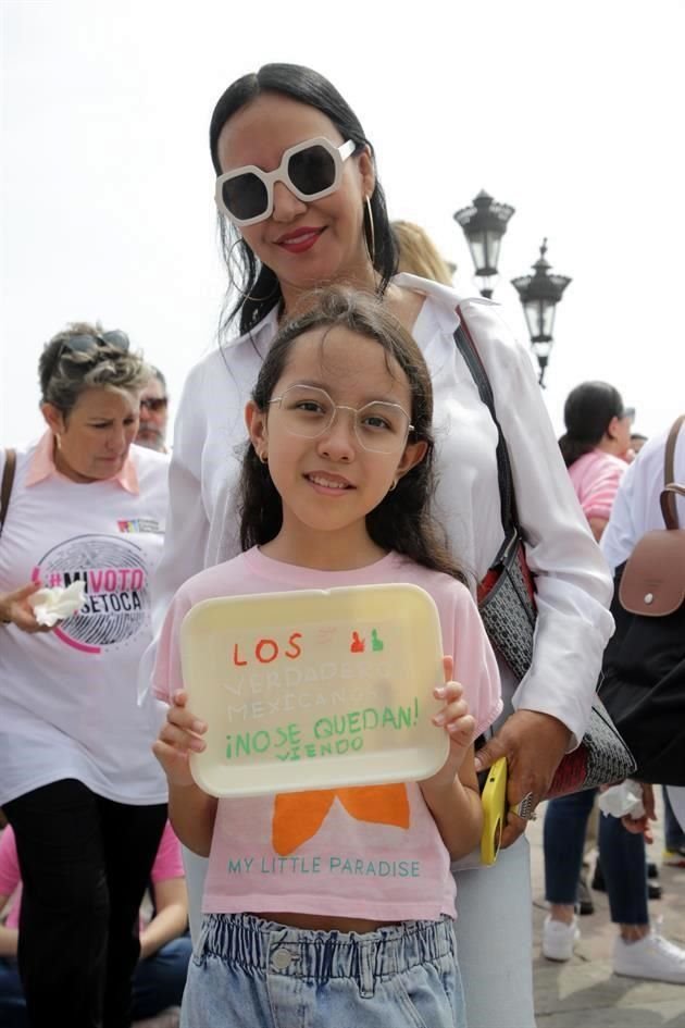 Niños acudieron a también al evento a defender al INE.