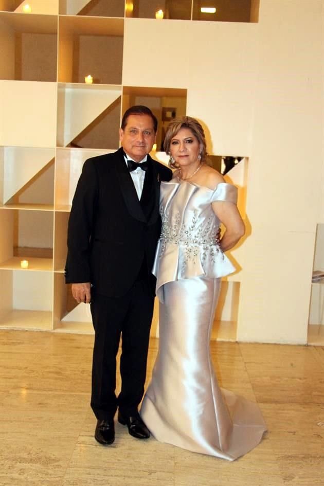 José Garza Garza y Martha Uresti de Garza