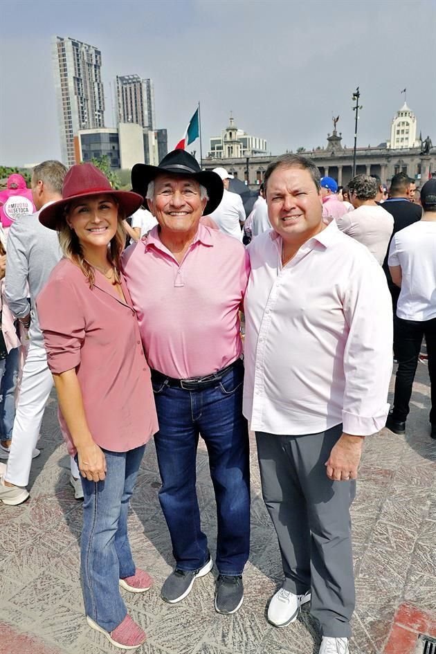 Carolina Vega de Martínez Ábrego, Eduardo Vega y René Martínez Ábrego