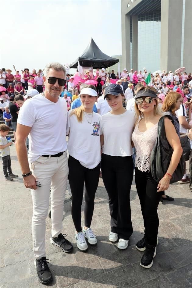 Marco Becerra, Camille Becerra, Raquel Becerra y Lourdes Tirado de Becerra