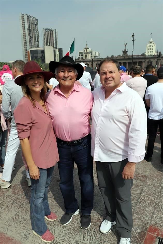 Carolina Vega de Martínez Abrego, Eduardo Vega y René Martínez Abrego