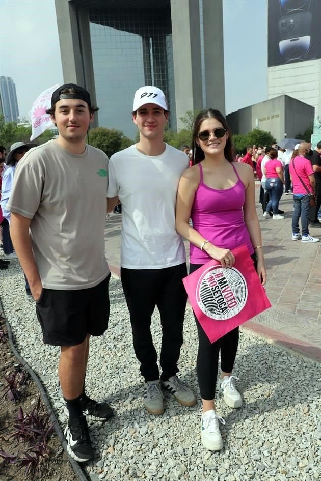 Max Lobeira, Johan Backhoff y Lucía Benavides