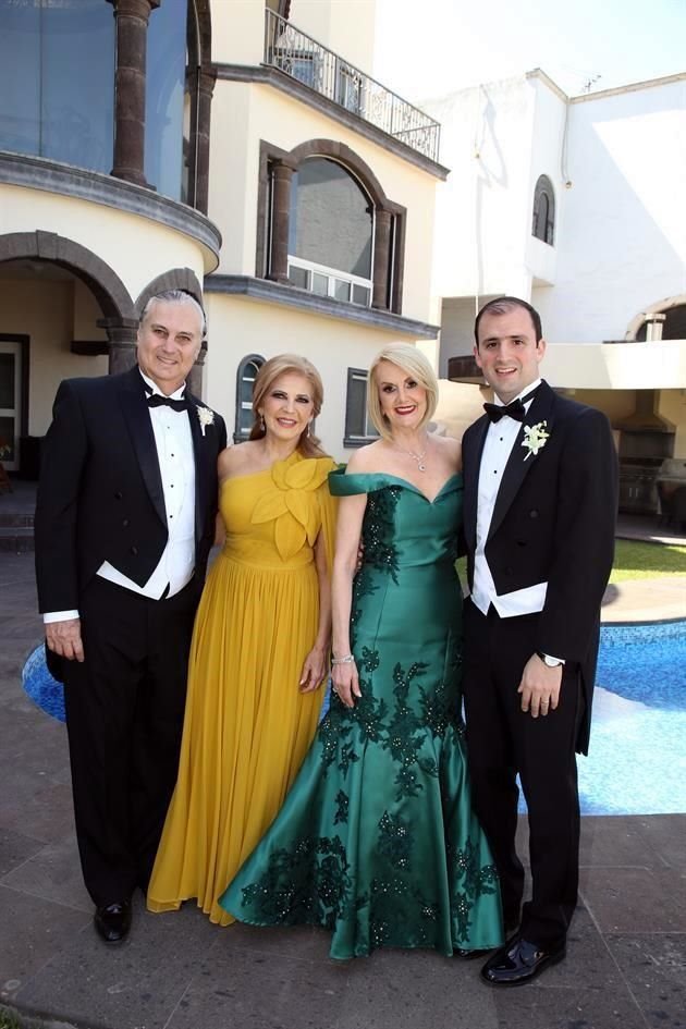 Guillermo González Garza, Mayra Sánchez de González, María Eugenia Dieck de Manllo y John Manllo Dieck