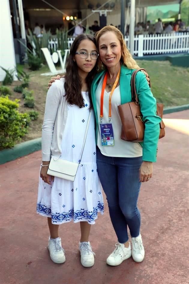 Lorea Garay y Jeannie Zambrano de Garay