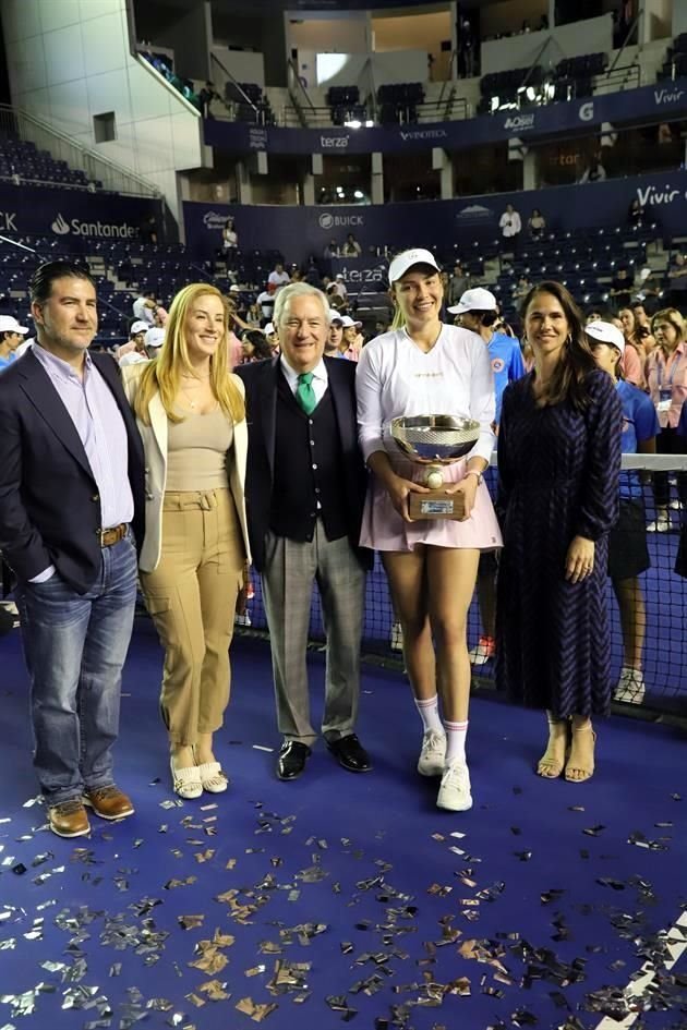 Hernán Garza, María Garza de Estrada, Hernán Garza Echavarria, Donna Vekic y Daniela Garza