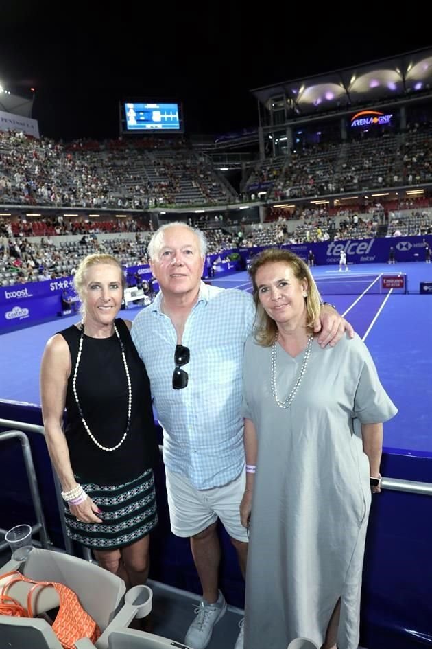 Lola Obregón, Alejandro Orbañanos y Cristina Obregón