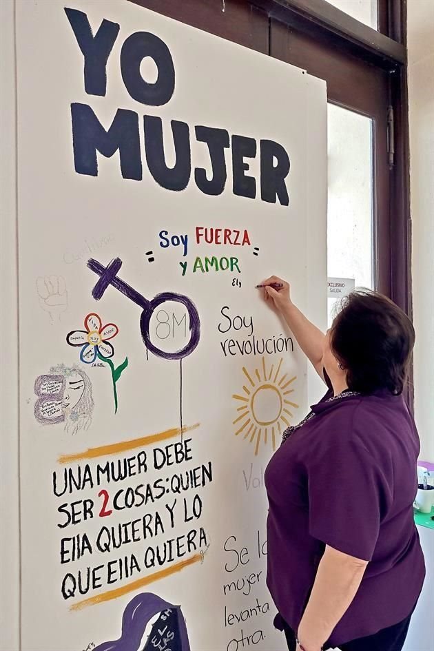 Las frases inspiradoras hacia las mujeres fueron escritas en lienzos blancos colgados en la Escuela Adolfo Prieto, en Parque Fundidora.