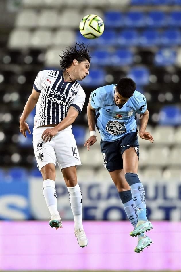 Erick Aguirre y Mauricio Isais disputan un balón en el aire.